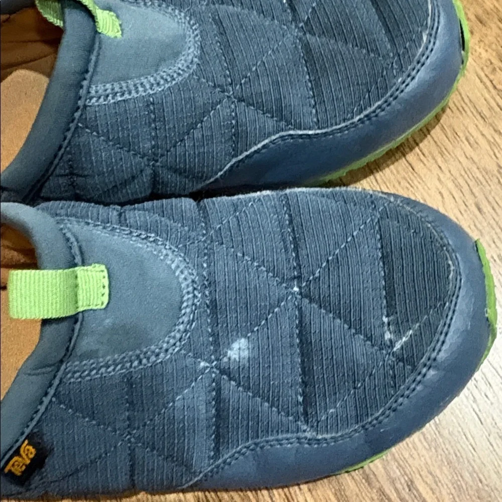 TEVA Kids Quilted Moccasin Clog Slippers Blue Green Casual Big Kid Shoes Size 6?